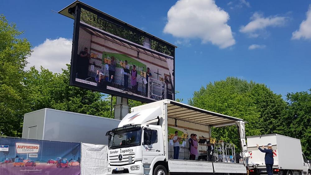 Auf dieser LKW-Bühne standen die Pastoren Foto: Julia Fischer