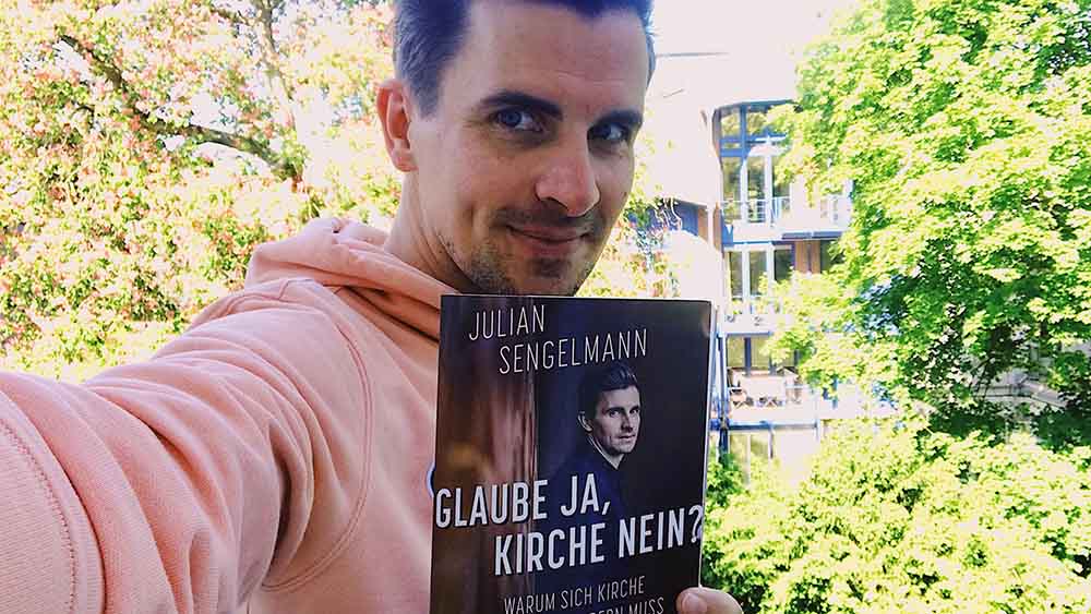 Selfie aus dem Home Office: Der Autor und sein Buch