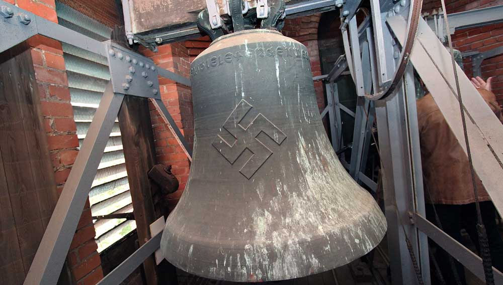 Image - Regionalbischöfin weiht umgestaltete frühere Nazi-Glocke ein
