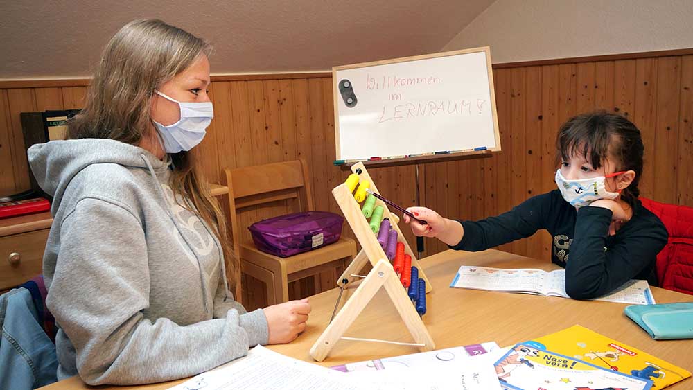 Die Lehramtsstudentin Katharina Korte lernt mir Evelyn Mathe am Rechenschieber