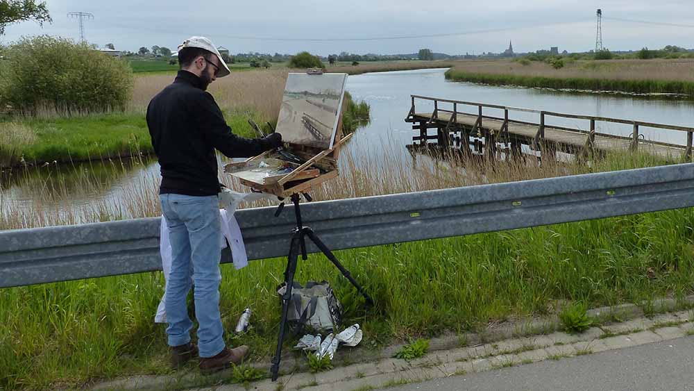 Der Hamburger Maler Mathias Meindel bei der Arbeit