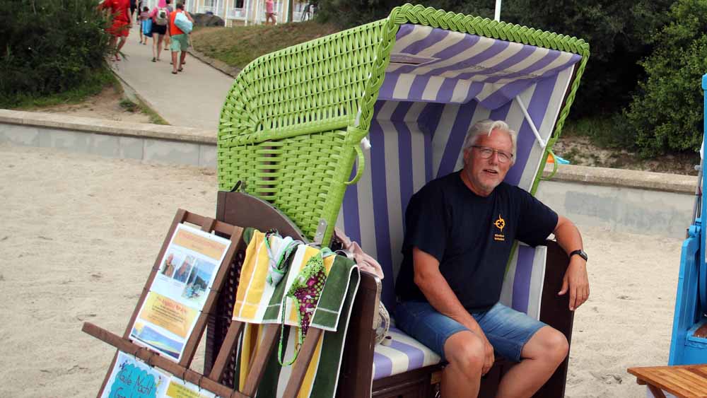 Matthias Borchert empfängt Urlauber auch in seinem Strandkorb