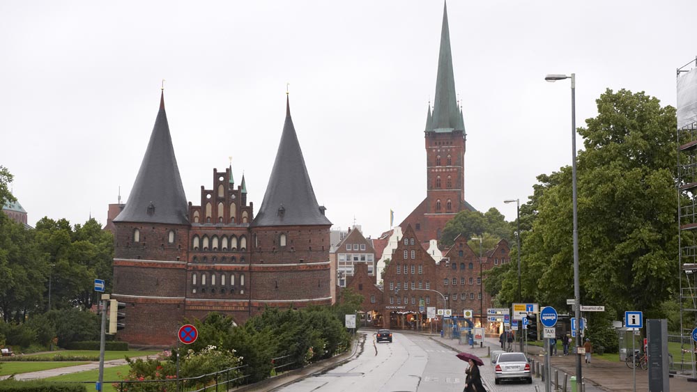 Das Holstentor mit St. Petri (Archivbild)