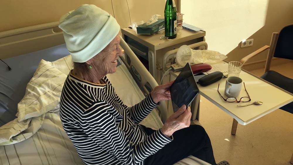 Mithilfe von Tablets können Kranke und Angehörige sich zumindest sehen.
