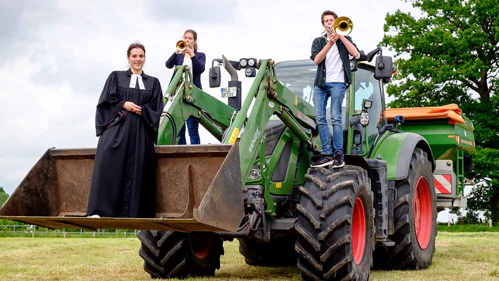 Pastorin Corinna Weißmann-Lorenzen auf ihrem Teilzeit-Arbeitsgerät