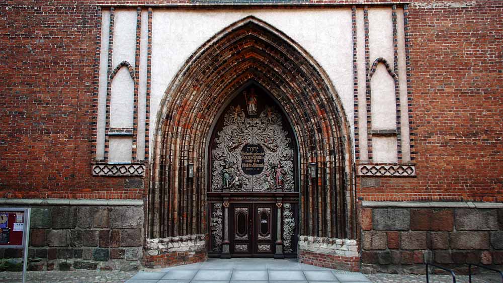 Das Westportal der Nikolaikirche