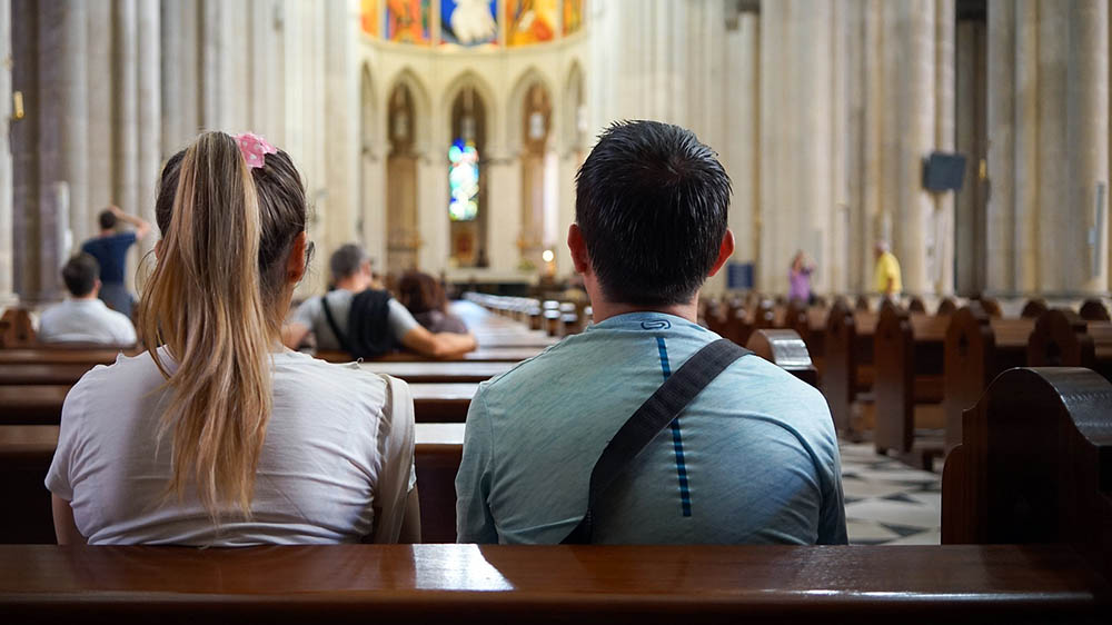 Seltenes Bild: Ein junges Paar in einer Kirche