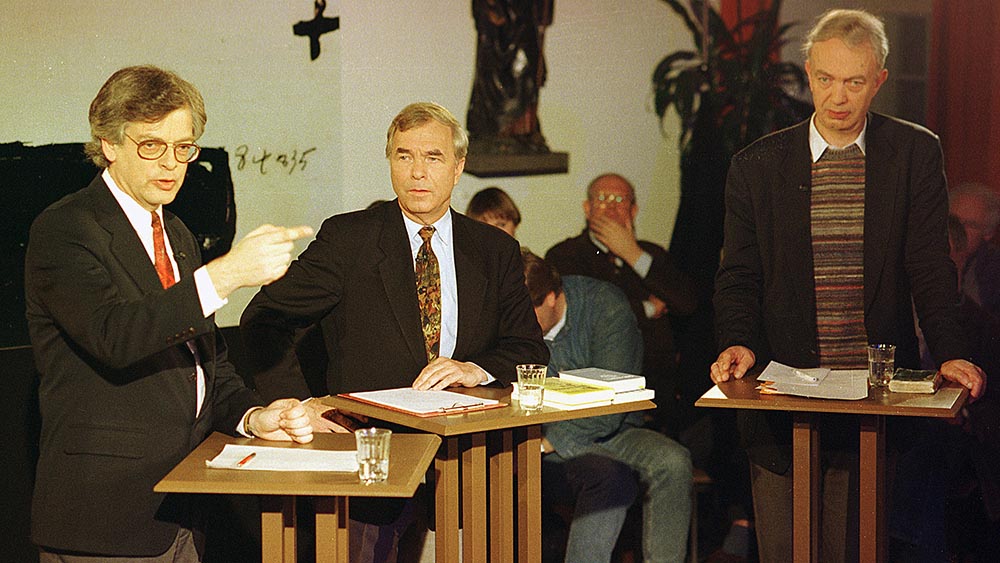 Klaus Berger (re.) 1997 bei einem theologischen Streitgespräch Foto: epdbild / transparent