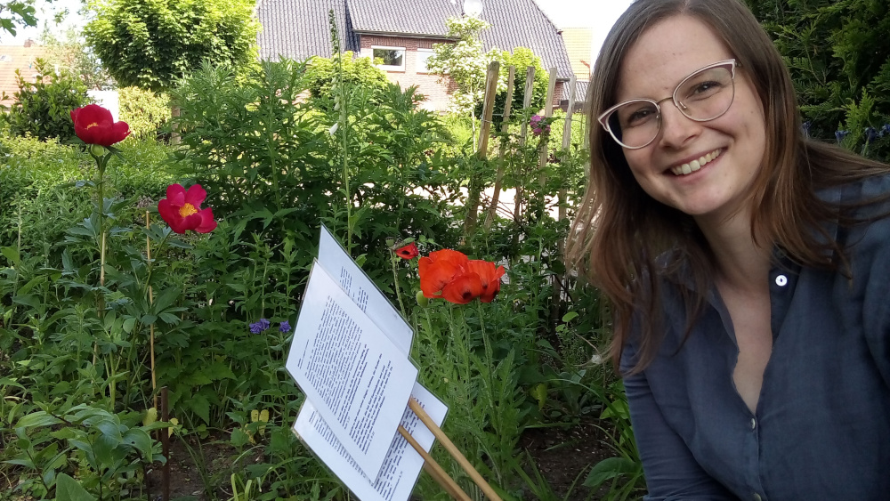 Vikarin Luisa Böhmen im Büppeler Bibelgarten.