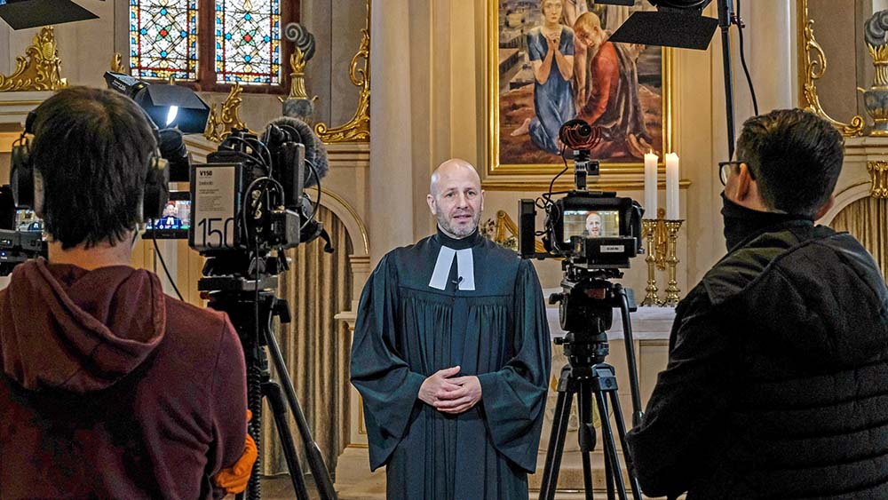 Pastor Mathis Burfien zeichnet seine Predigt auf