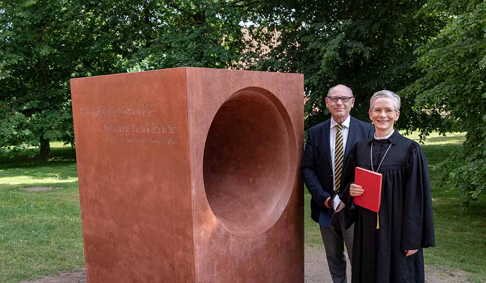 Regionalbischöfin Petra Bahr und Superintendent Martin Lechler (Kirchenkreis Nienburg) vor dem Mahnmal