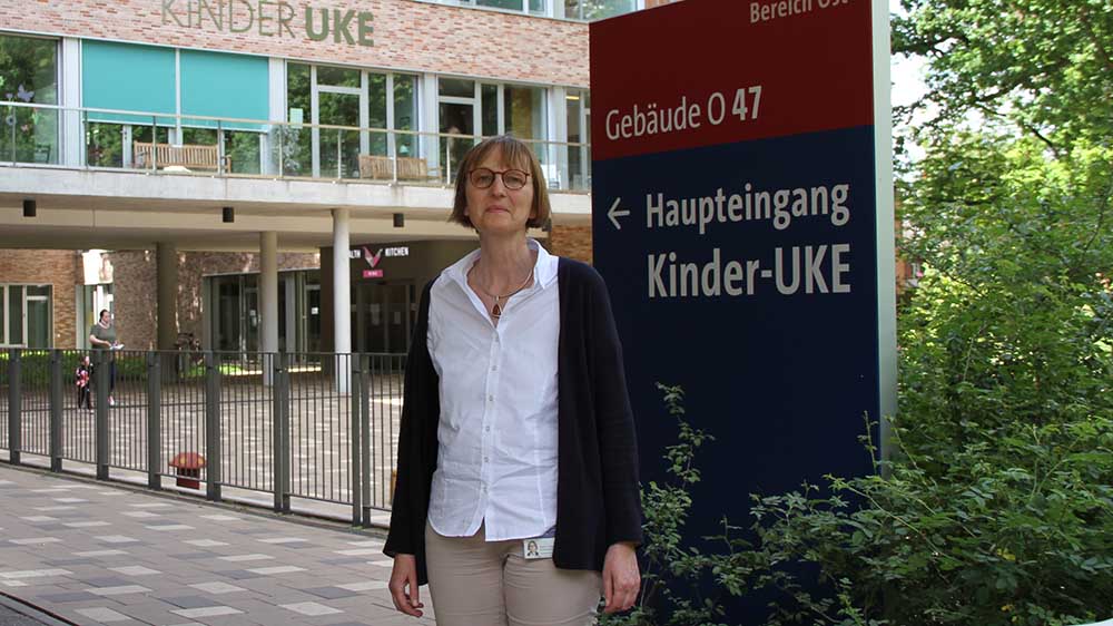 Krankenhaus-Seelsorgerin Hildegard Emmermann vor dem Universitäts-Klinikum Eppendorf