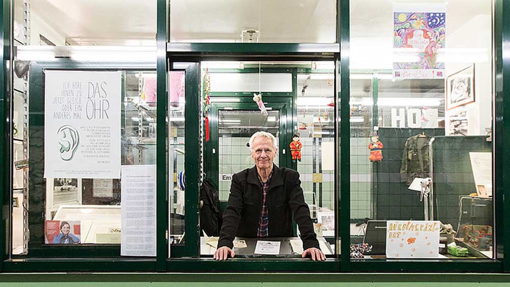 Christoph Busch in seinem Erzählkiosk in der Hamburger U-Bahn-Station Emilienstraße