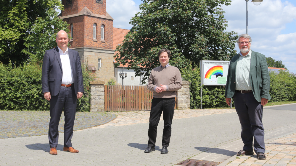 Kirche und Kommune wollen die Generationen in der Dorfmitte von Hagen zusammenbringen: der Vereinsvorsitzende Frank Hahn, Pastor Dirk Heuer und Superintendent Michael Hagen (v.l.).