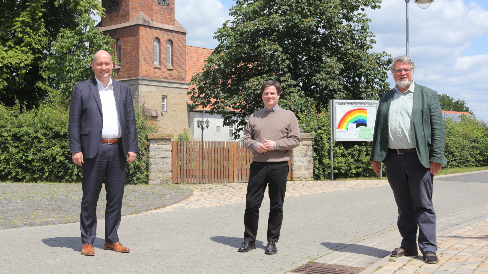 Kirche und Kommune wollen die Generationen in der Dorfmitte von Hagen zusammenbringen: der Vereinsvorsitzende Frank Hahn, Pastor Dirk Heuer und Superintendent Michael Hagen (v.l.).	