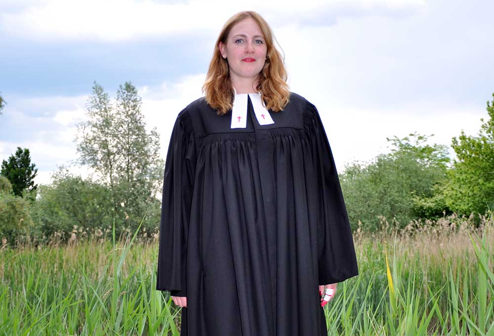 Jasmin Zielke – ganz brav – im Talar