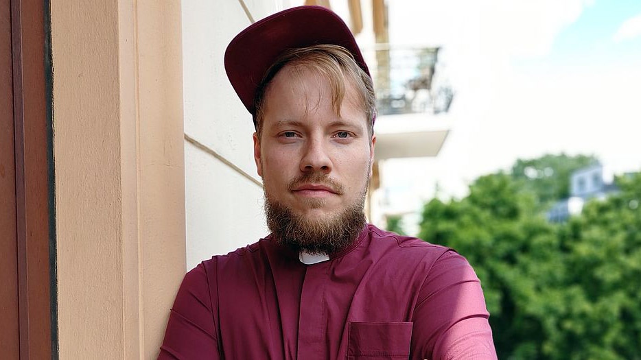 Lukas Klette als Rapper "UEberflows"