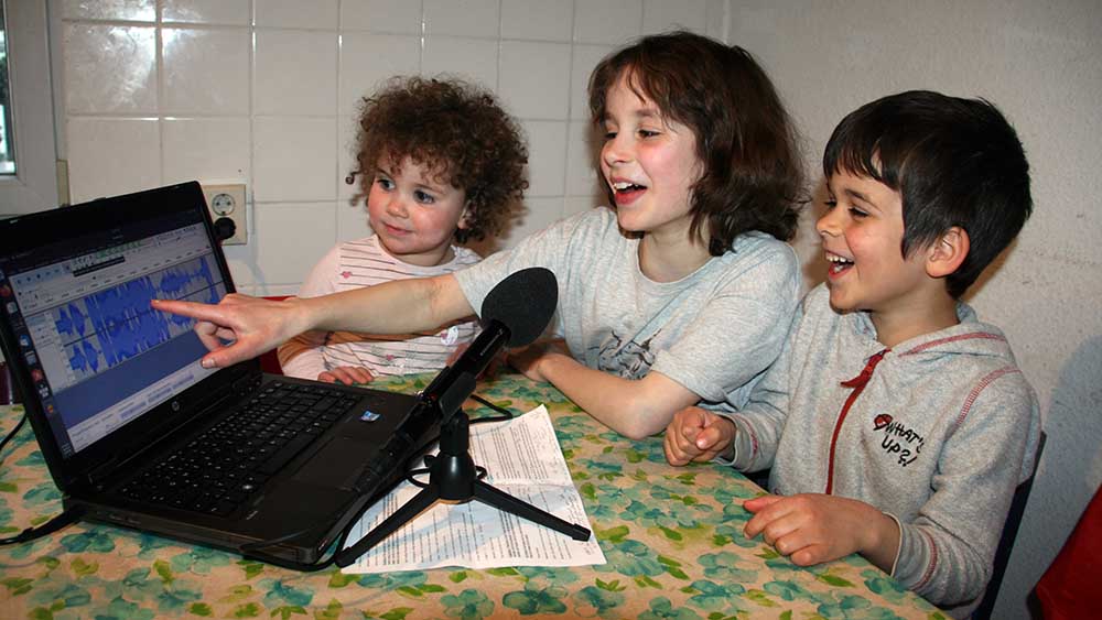 Achtung, Aufnahme: Liora (2), Felicia (10) und Jonas Raschke (5) nehmen für die RadioKinderKirche auf