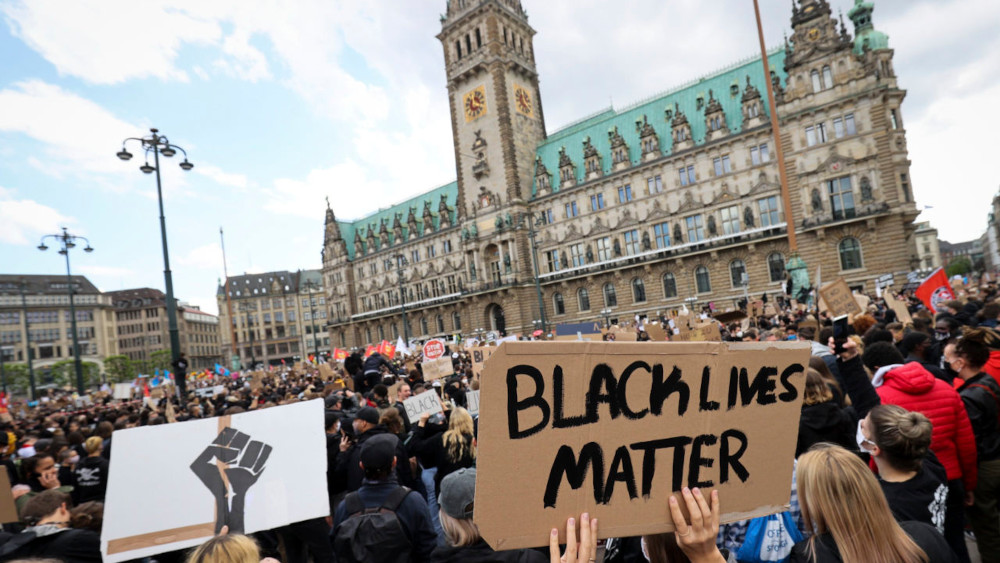 Mehr als 11.000 Menschen gingen in Hamburg gegen Rassismus auf die Straße.