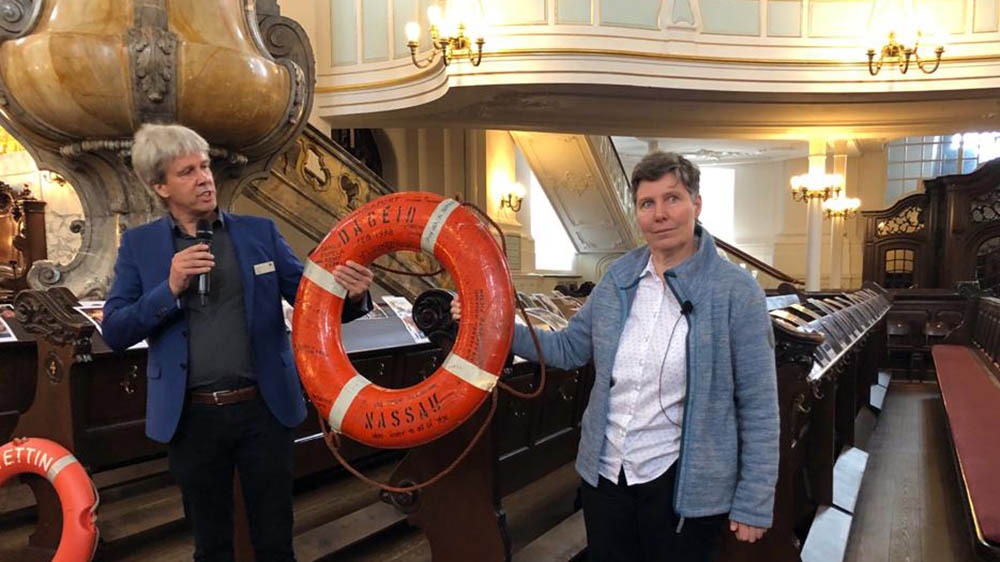 Michael Kutz (Michelstiftung) und Anja von Eijsden (Der Hafen hilft) präsentieren einen der Ringe