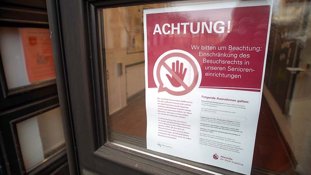 Schild vor einem Altenheim (Symbolbild)
