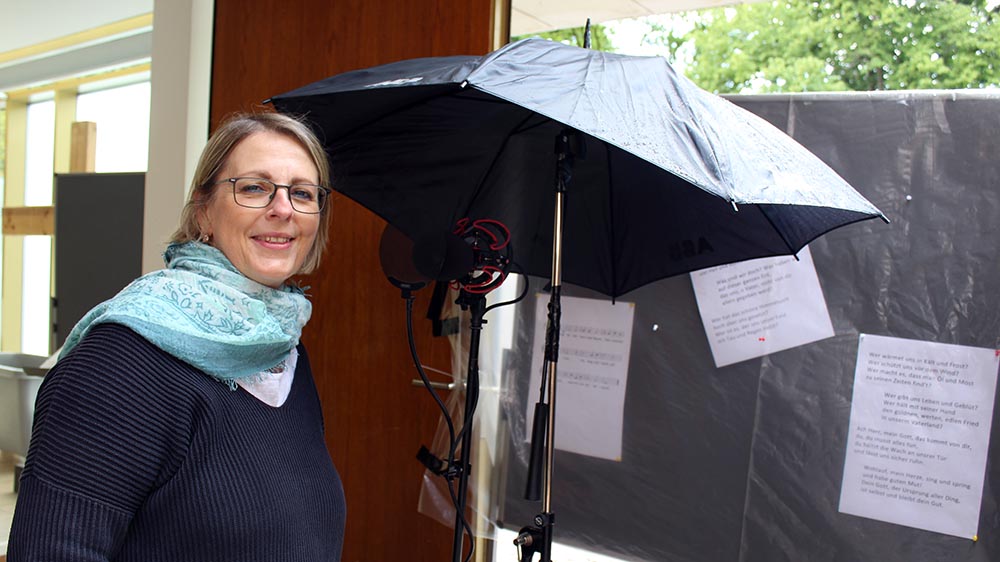 Organistin Anne-Katrin Gera vor der mobilen Singstation