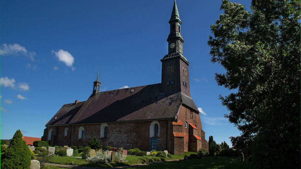 Die St. Magnus-Kirche in Tating wird im Sommer zum Museum für moderne Kunst.