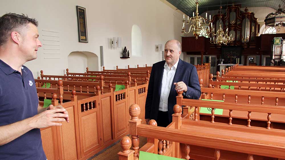 Berufssoldat Tobias Schmidt hat zu Gemeindepastor Sven Grundmann einen engen Draht Foto: Lothar Veit