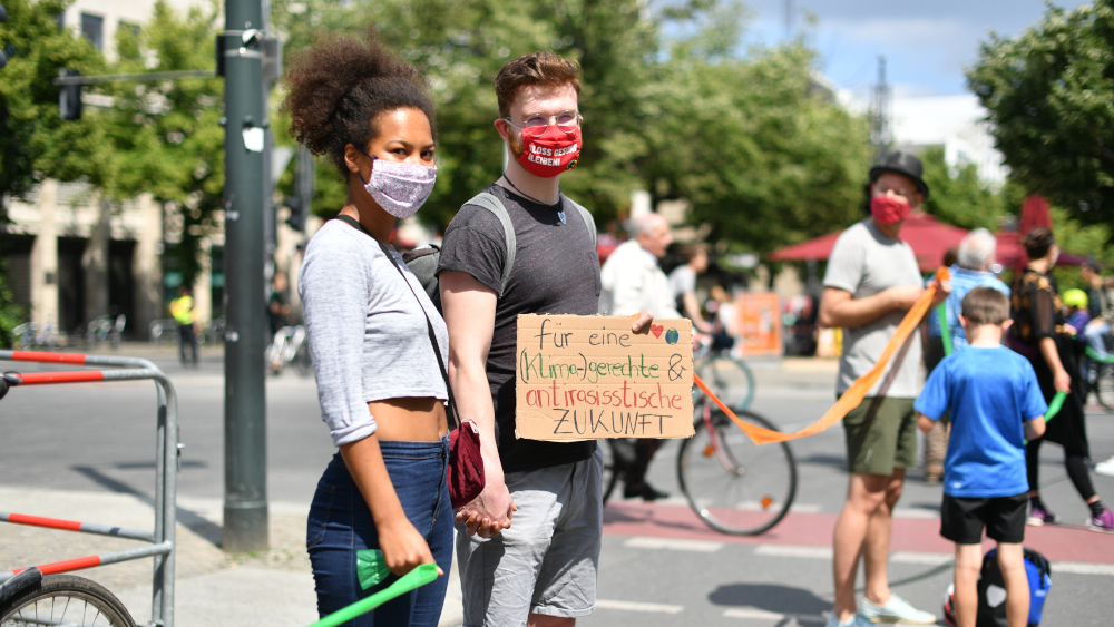 An dem bundesweiten Aktionstag gegen Ungerechtigkeit, Rassismus und Antisemitismus beteiligten sich Menschen in mehreren deutschen Städten.