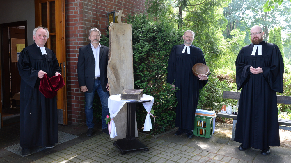 Auf dem Altar liegt die Bugenhagen-Bibel. Kriminalhauptkommissar Dirk Stehrenberg (2.v.l.) aus Cuxhaven hat sie in die Kirchengemeinde Cadenberge-Wingst zurückgebracht.
