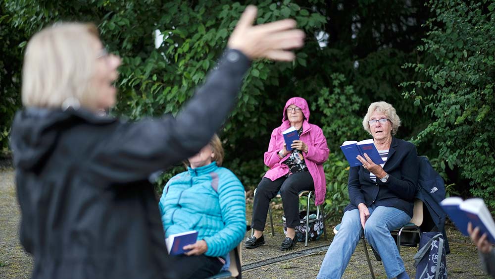 Draußen und mit Abstand: Eine Chorprobe unter Corona-Bedingungen