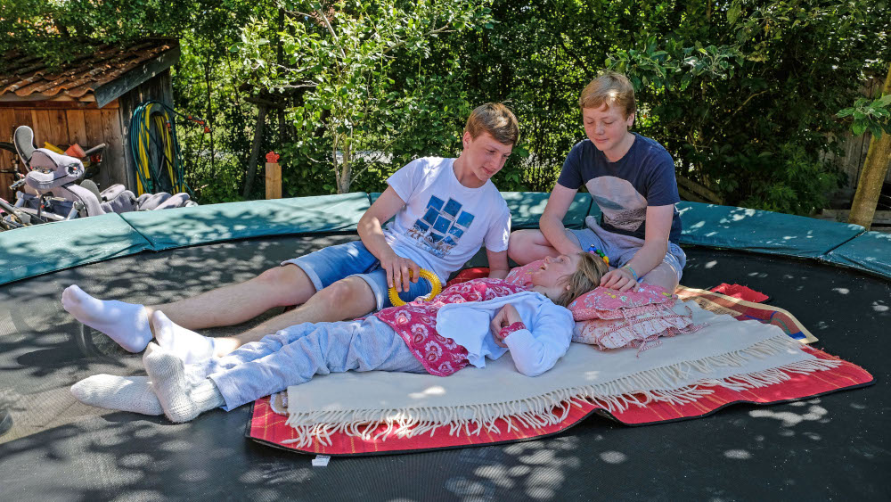 Die schwertsbehinderte Clara Akkermann (20) lebt bei ihren Eltern und den beiden Brüdern in der Nähe von Hannover.