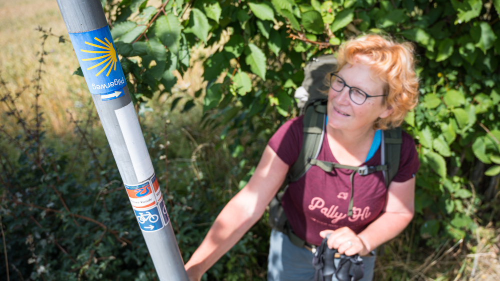 Felice Meer auf ihrer Wanderung auf dem Jacobsweg nach Santiago de Compostela bei Perl in der Nähe von Trier.