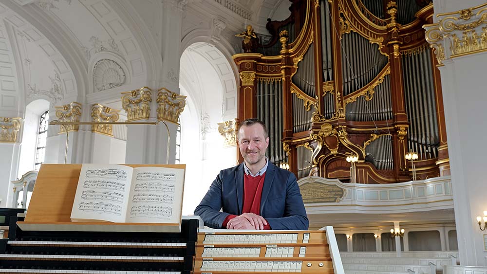 Jörg Endebrock vor der Michel-Orgel