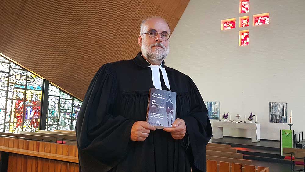 Pastor Peter Fahr zeigt sein neues Buch
