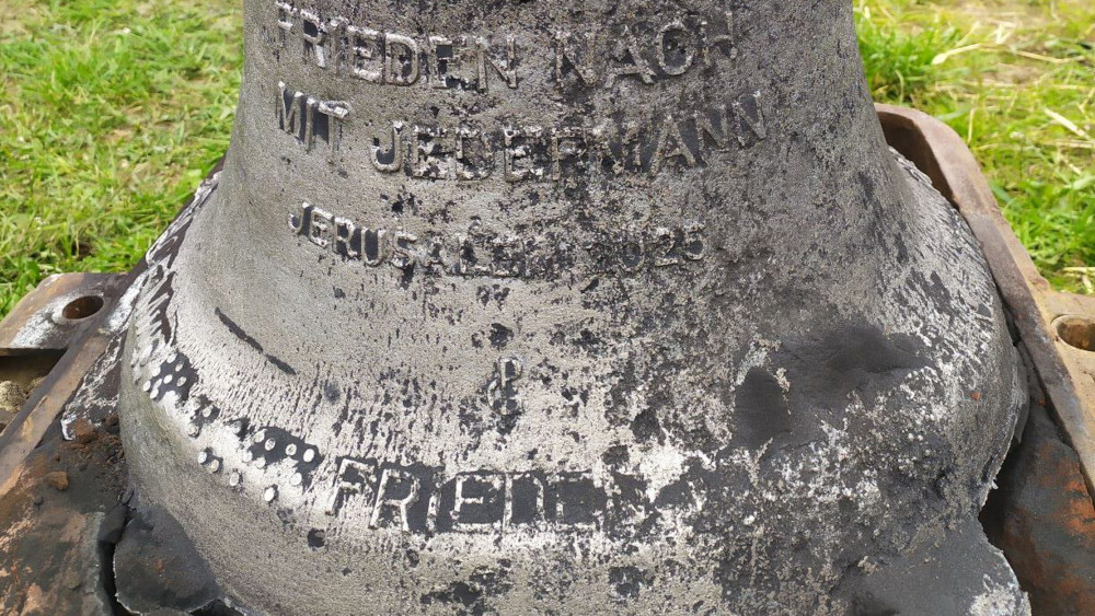 Die frisch gegossene brandenburger Friendensglocke aus Kriegsschrott.