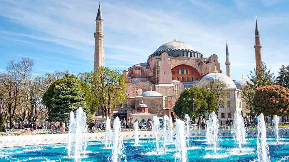 Blick auf die Hagia Sophia mit Springbrunnen im Sultan Ahmed Park