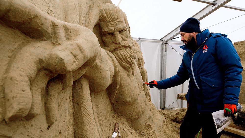 Sand-Künstler Konstantin Kuziarin aus Russland bei der Arbeit Foto: Bianca Lohr