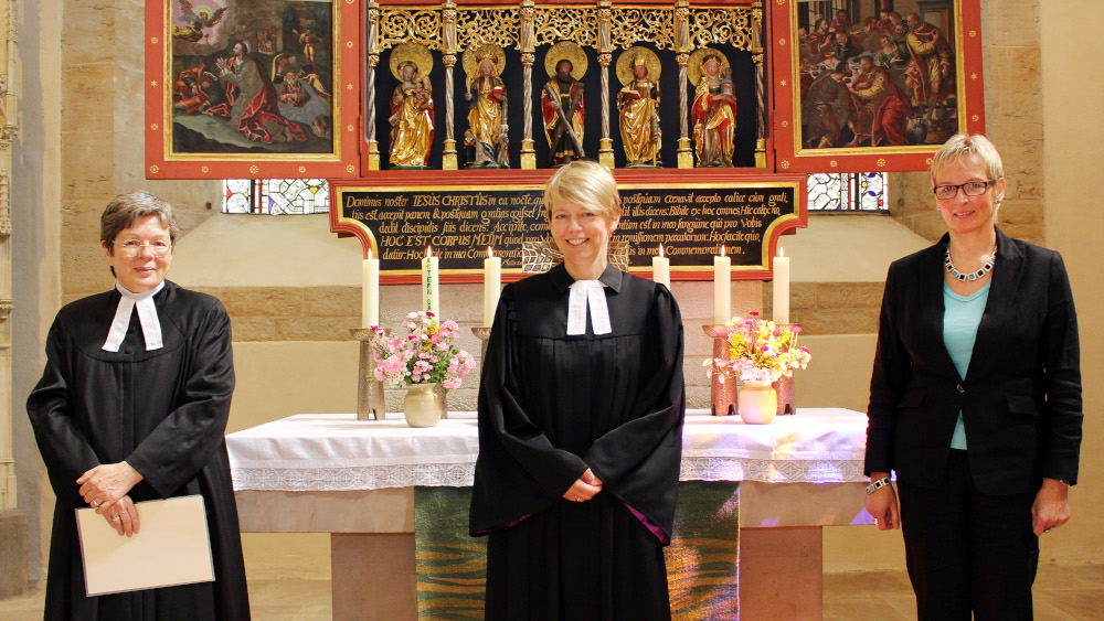Ein Grund zum Feiern, auch mit Abstand – PD Dr. Silke Leonhard (r.) gestaltete den Gottesdienst, in dem Pastorin Christina Harder (Mitte) von Oberlandeskirchenrätin Dr. Kerstin Gäfgen-Track eingeführt wurde.