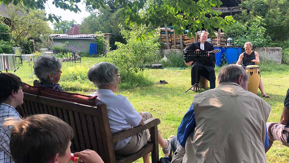 In Reimershagen wird Gottesdienst unter freiem Himmel gefeiert