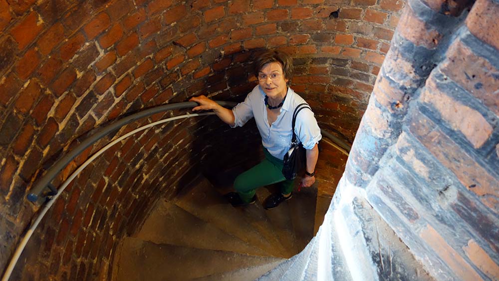 Hoch hinaus: Kirchenführerin Marion Wrede erklimmt eine Wendeltreppe der Marktkirche in Hannover