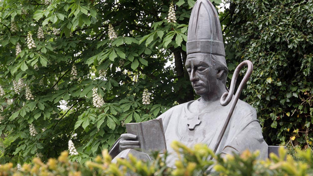 Bronzestatue im Klosterpark von Harsefeld im Landkreis Stade, der zum Mönchsweg gehört Foto: Dieter Sell