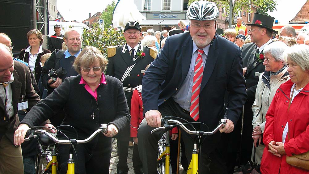 Der ehemalige Ministerpräsident von Schleswig-Holstein, Peter Harry Carstensen, und Peter Harry Carstensen (CDU) und die ehemalige Bischöfin Bärbel Wartenberg-Potter weihen den Mönchsweg im Mai 2007 ein Foto: Thomas Morell