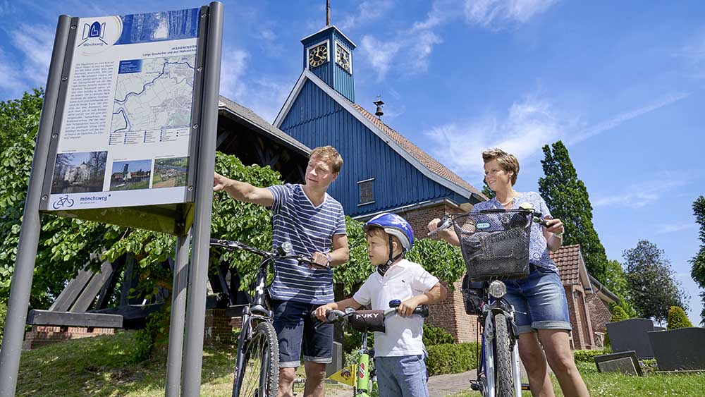 Vor der St. Marienkirche in Heiligenstedten bei Itzehoe sucht diese Familie ihren Weg