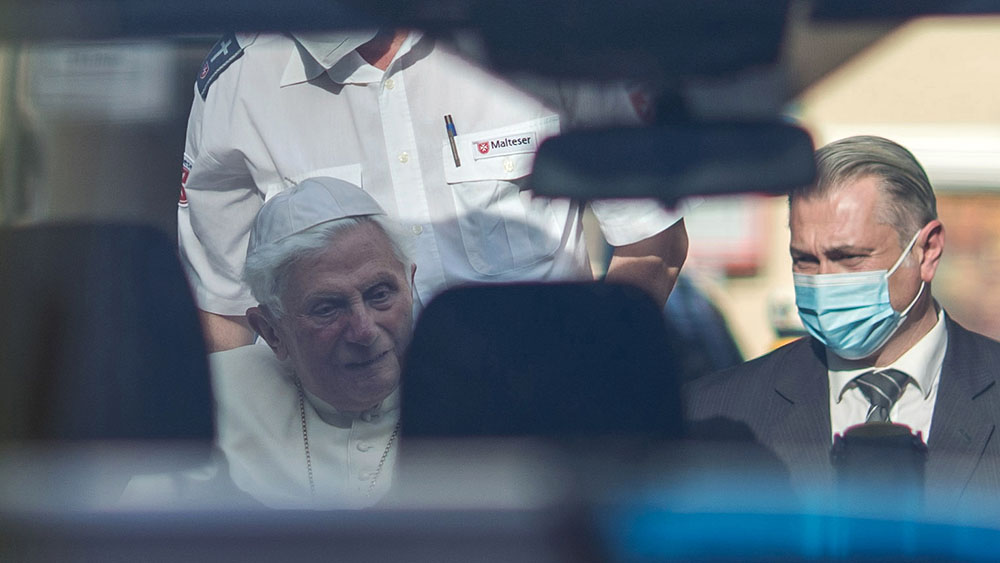 Der emeritierte Papst Benedikt XVI. besucht seinen kranken Bruder in Regensburg