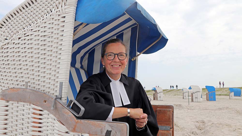 Karola Wehmeier im Strandkorb am Strand von Harlesiel an der Nordsee