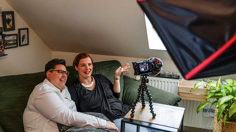 Auch im heimischen Wohnzimmer zeichnen Stefanie (li.) und Ellen Radtke ihre Youtube-Videos auf