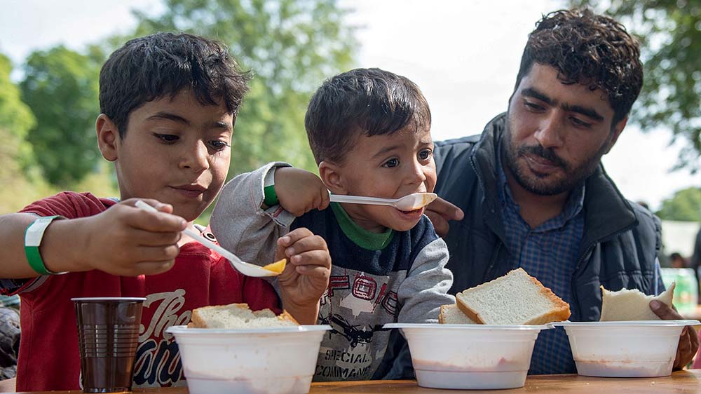Syrische Flüchtlinge bekommen nach der Ankunft in München am Hauptbahnhof eine Mahlzeit