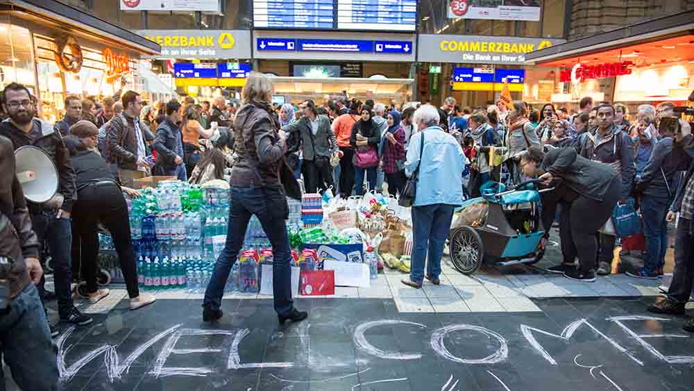 Hunderte Freiwillige versorgten die Flüchtlinge am Bahnhof München