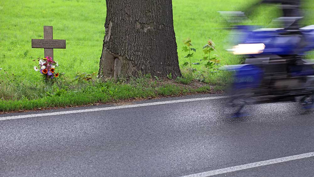 Holzkreuze am Straßenrand erinnern an Unfallopfer (Symbolbild)